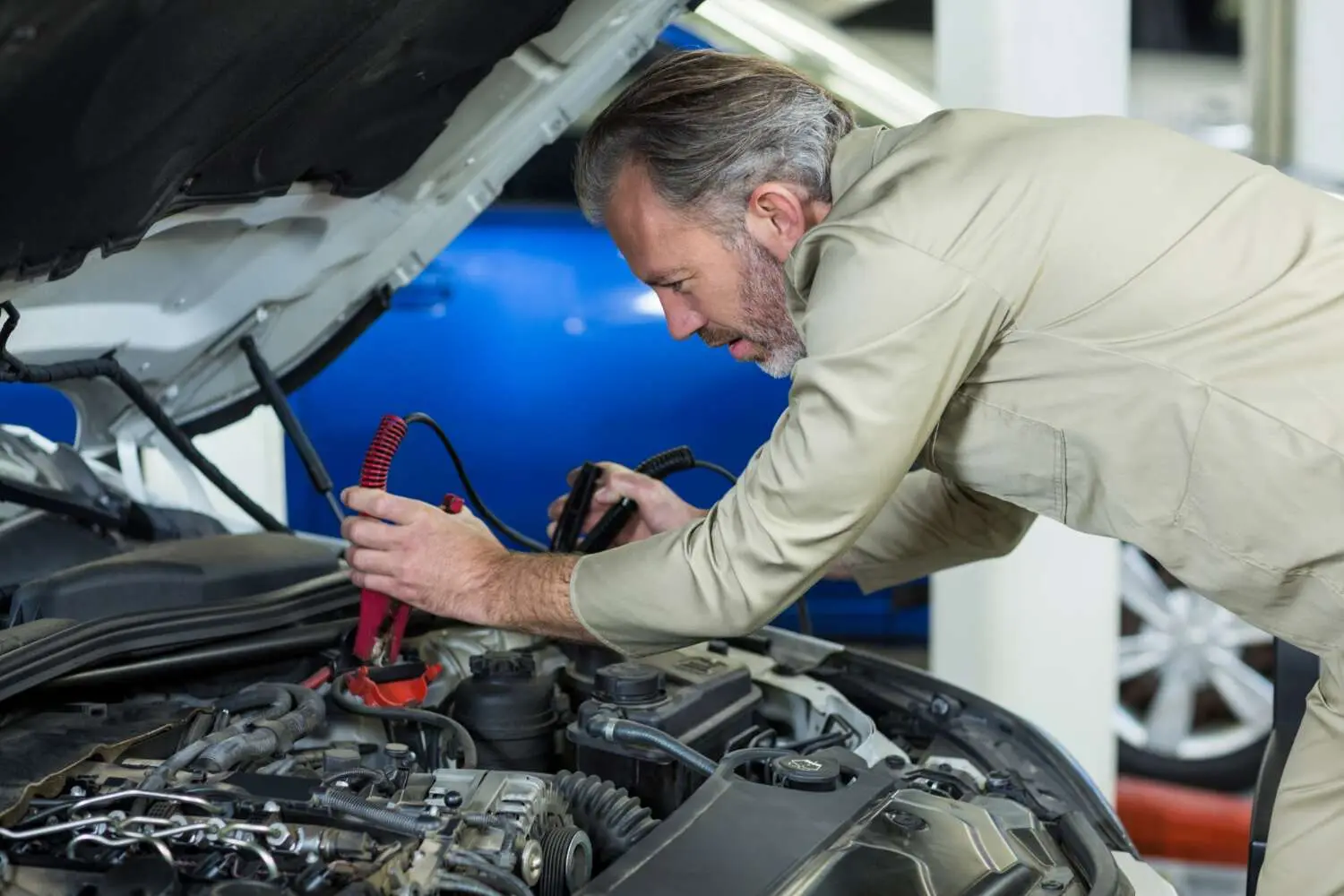 Mechanic providing mobile car battery replacement service in Kuwait