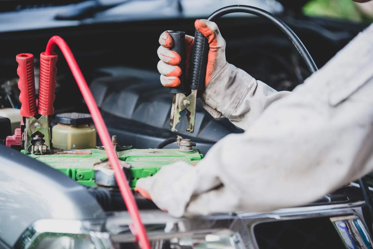 Mechanic providing mobile car battery replacement service in Kuwait